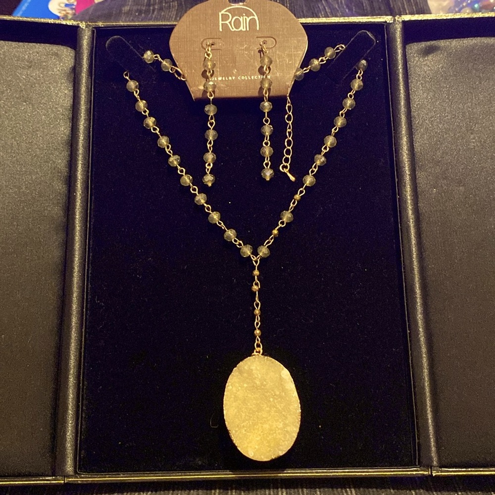 NWT Rain brand beautiful geode and crystal necklace and earrings set